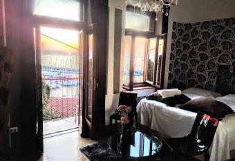 Hotel Mignon allows 18 year olds to book a room