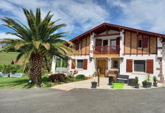 Villa Goxoki avec piscine Saint Jean Pied de Port allows 18 year olds to book a room