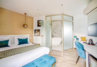 Queens Boutique Hotel has Balcony rooms