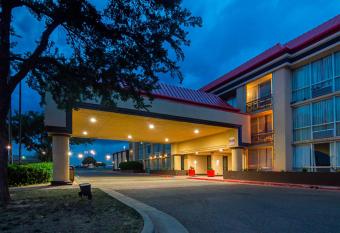 Red Roof Inn Lubbock has Smoking rooms