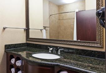Holiday Inn Express & Suites Henderson-Traffic Star has rooms with a private hot tub
