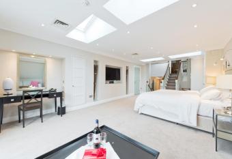 Roxford Lodge Hotel allows 18 year olds to book a room