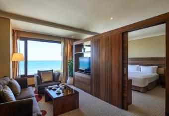 Safir Fintas Hotel Kuwait has rooms with a private hot tub