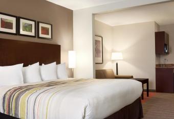 Country Inn & Suites by Radisson, Dearborn, MI has rooms with a private hot tub