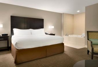 Holiday Inn & Suites Duluth-Downtown By IHG has rooms with a private hot tub