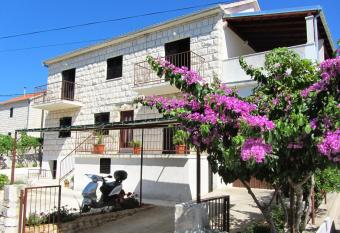 Apartments with a parking space Sutivan, Brac - 744 has Balcony rooms