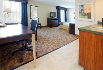 Country Inn & Suites by Radisson, Dunn, NC has rooms with a private hot tub