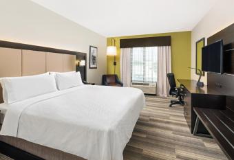 Holiday Inn Express & Suites Florence I-95 @ Hwy 327 By IHG has rooms with a private hot tub