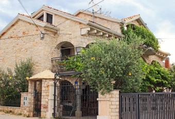 Studio Basanija 7148a allows 18 year olds to book a room