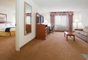 Holiday Inn Express & Suites Farmington (Bloomfield) By IHG has rooms with a private hot tub