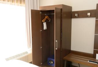 Holiday Inn Express Hillsborough (Durham Area) has rooms with a private hot tub