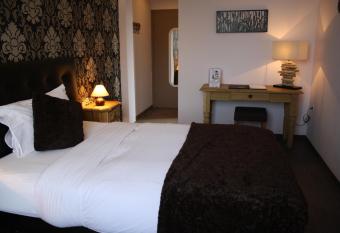 Hotel de la Gare allows 18 year olds to book a room