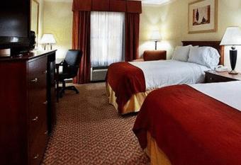 Holiday Inn Express Breaux Bridge By IHG has rooms with a private hot tub