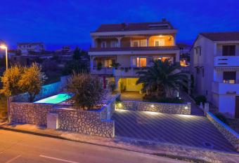 Apartments and rooms with a swimming pool Novalja, Pag - 9334 has Balcony rooms