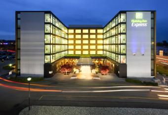 Holiday Inn Express Z  rich Airport, an IHG Hotel allows 18 year olds to book a room