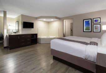 La Quinta Inn & Suites by Wyndham Effingham has rooms with a private hot tub