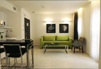 Best Western Regency Suites allows 18 year olds to book a room