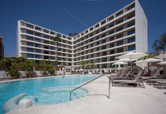 Hotel Presidente 4 sup has rooms with a private hot tub