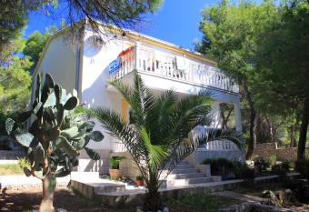 Apartments with a parking space Rukavac, Vis - 2407 has Balcony rooms