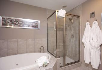 The Giacomo Ascend Hotel Collection has rooms with a private hot tub