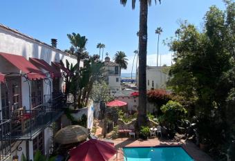 Villa Rosa Inn has rooms with a private hot tub