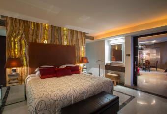 GrandResort by Leonardo Hotels has rooms with a private hot tub