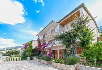 Triple Room Brela 2752a has Balcony rooms