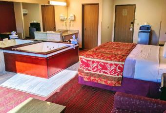 Grand Marquis Waterpark Hotel & Suites has rooms with a private hot tub