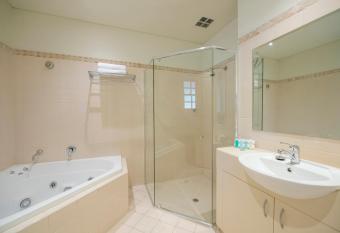 Serafino McLaren Vale has rooms with a private hot tub