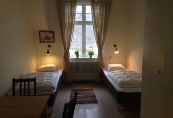 Ronneby Brunnspark Vandrarhem och B&B allows 18 year olds to book a room