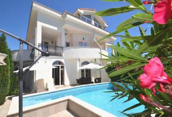 Villa Aida has Balcony rooms