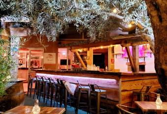 Le Relais d Aguilar has Balcony rooms