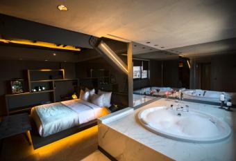 Cityloft 81 has rooms with a private hot tub