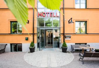 Akademihotellet allows 18 year olds to book a room