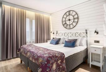 Best Western Karlshamn Spa & Relax has rooms with a private hot tub