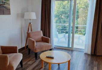 Chacras de Sierra has rooms with a private hot tub