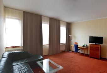 Hotel Plaza has rooms with a private hot tub