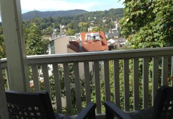 Petite Bellevue has Balcony rooms