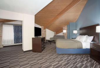 AmericInn by Wyndham Mount Pleasant has rooms with a private hot tub