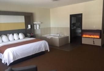 Southfort Inn has rooms with a private hot tub