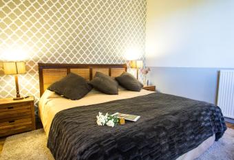 Hotel Cardamomo Sig  enza allows 18 year olds to book a room