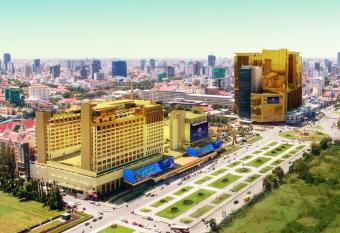 NagaWorld Hotel & Entertainment Complex has Smoking rooms