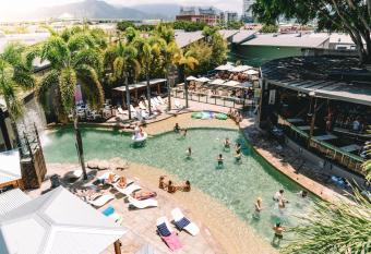 Gilligan s Hotel & Resort Cairns has Balcony rooms