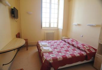 H  tellerie Saint Yves allows 18 year olds to book a room