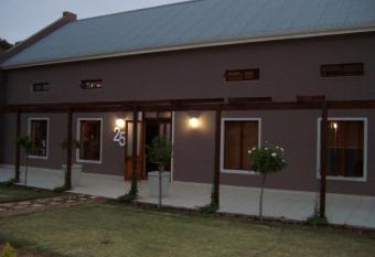 The Upper Deck Apartment has Balcony rooms