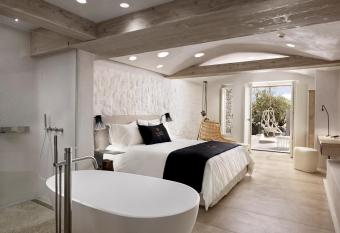 Kensho Ornos has rooms with a private hot tub