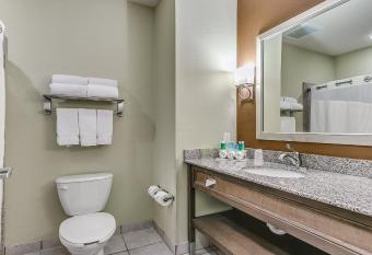 Holiday Inn Express & Suites Lubbock Southwest - Wolfforth has rooms with a private hot tub