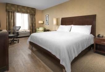 Hilton Garden Inn Nashville/Franklin Cool Springs has rooms with a private hot tub