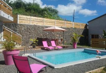 Les Canneliers has Balcony rooms