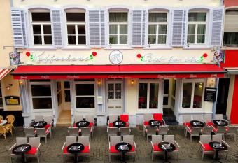 C est la vie has Balcony rooms